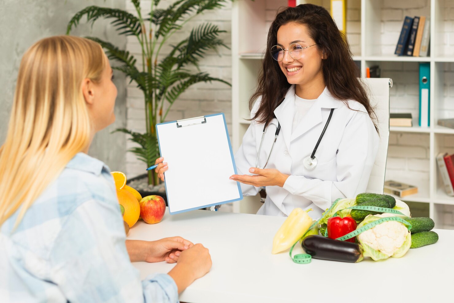 medico tiro medio que muestra resultados al paciente 23 2148302133