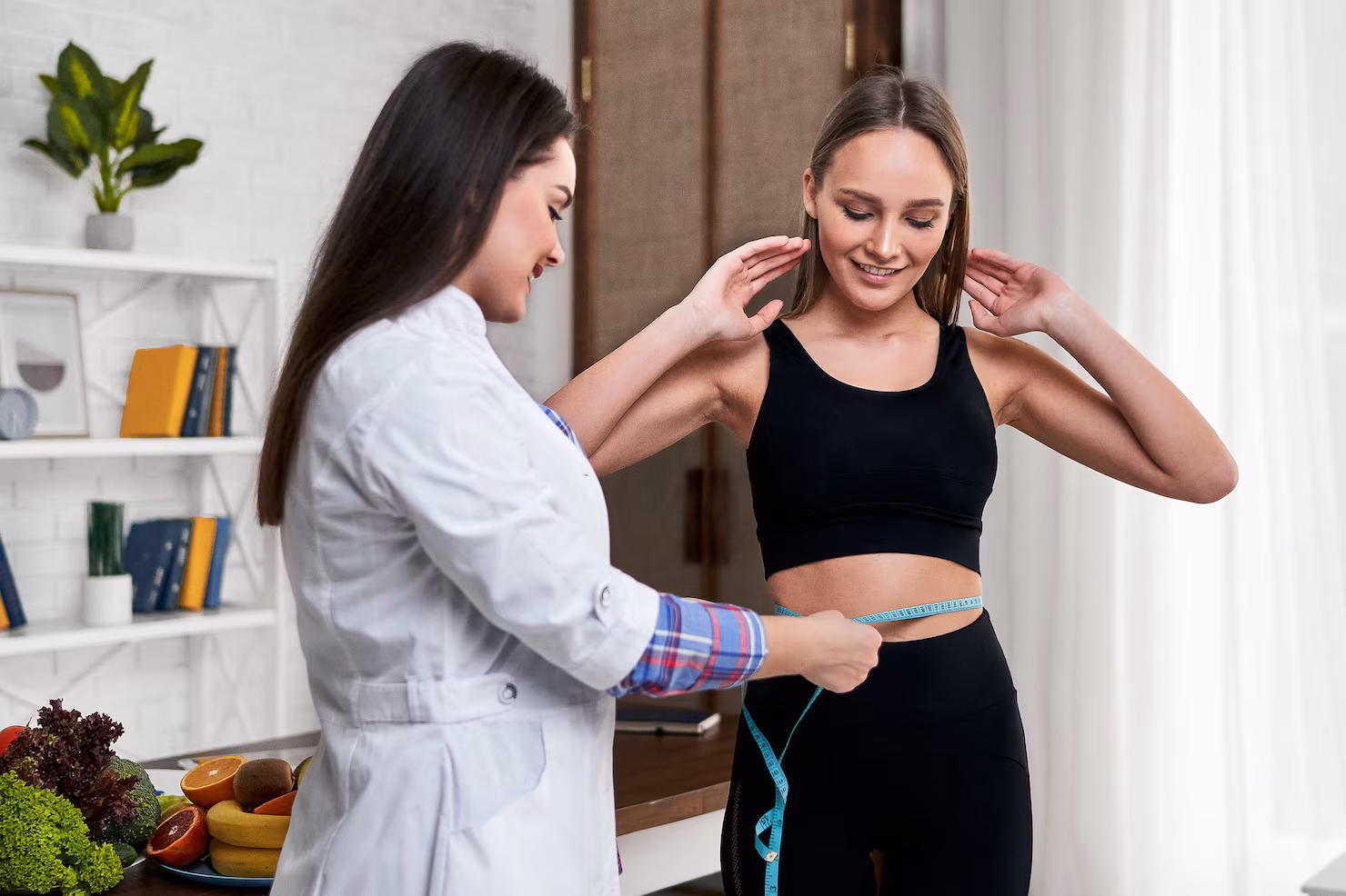 nutricionista su oficina mide volumen cintura su paciente 496169 1480