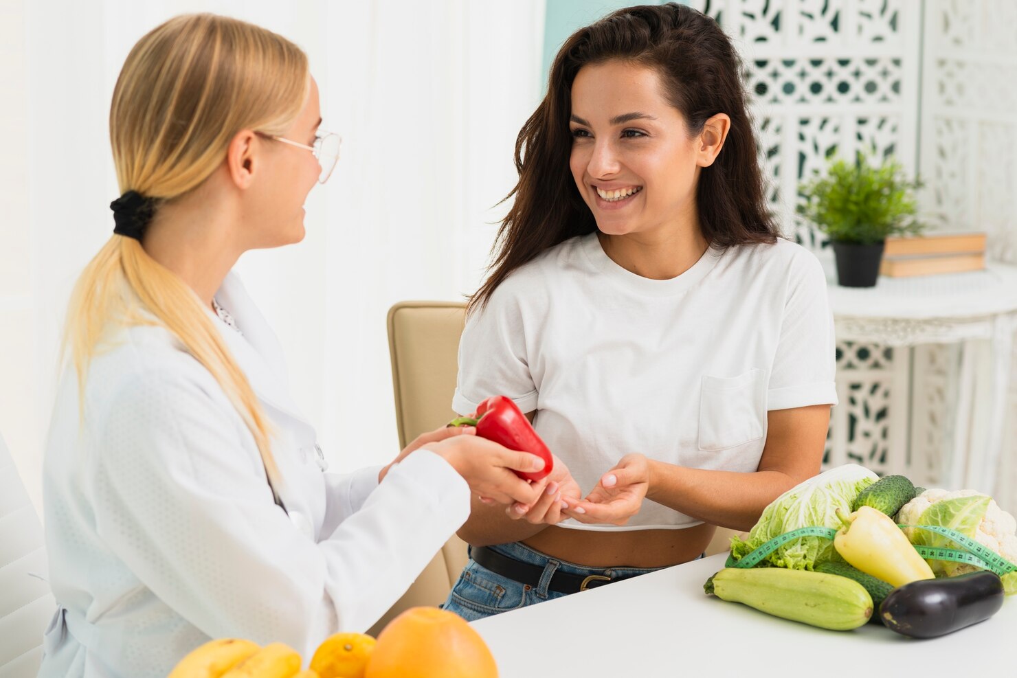 nutricionista tiro medio discutiendo paciente 23 2148302088