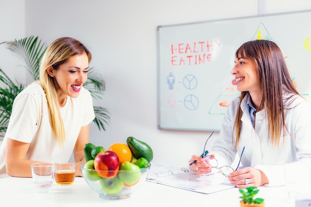 nutritionist with female patient 798657 8133