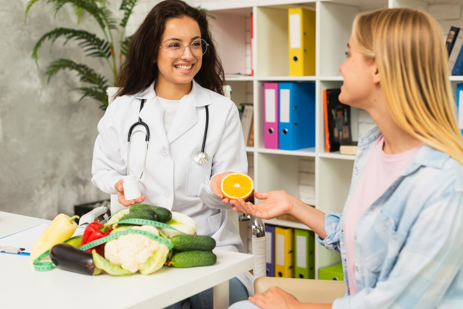 tiro medio mujeres hablando frutas 23 2148302131